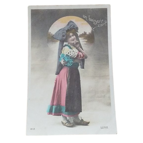 RPPC Vintage Pretty Dutch Girl with a Huge Bow Shoes Un Baiser One Kiss 1930 - Picture 1 of 9
